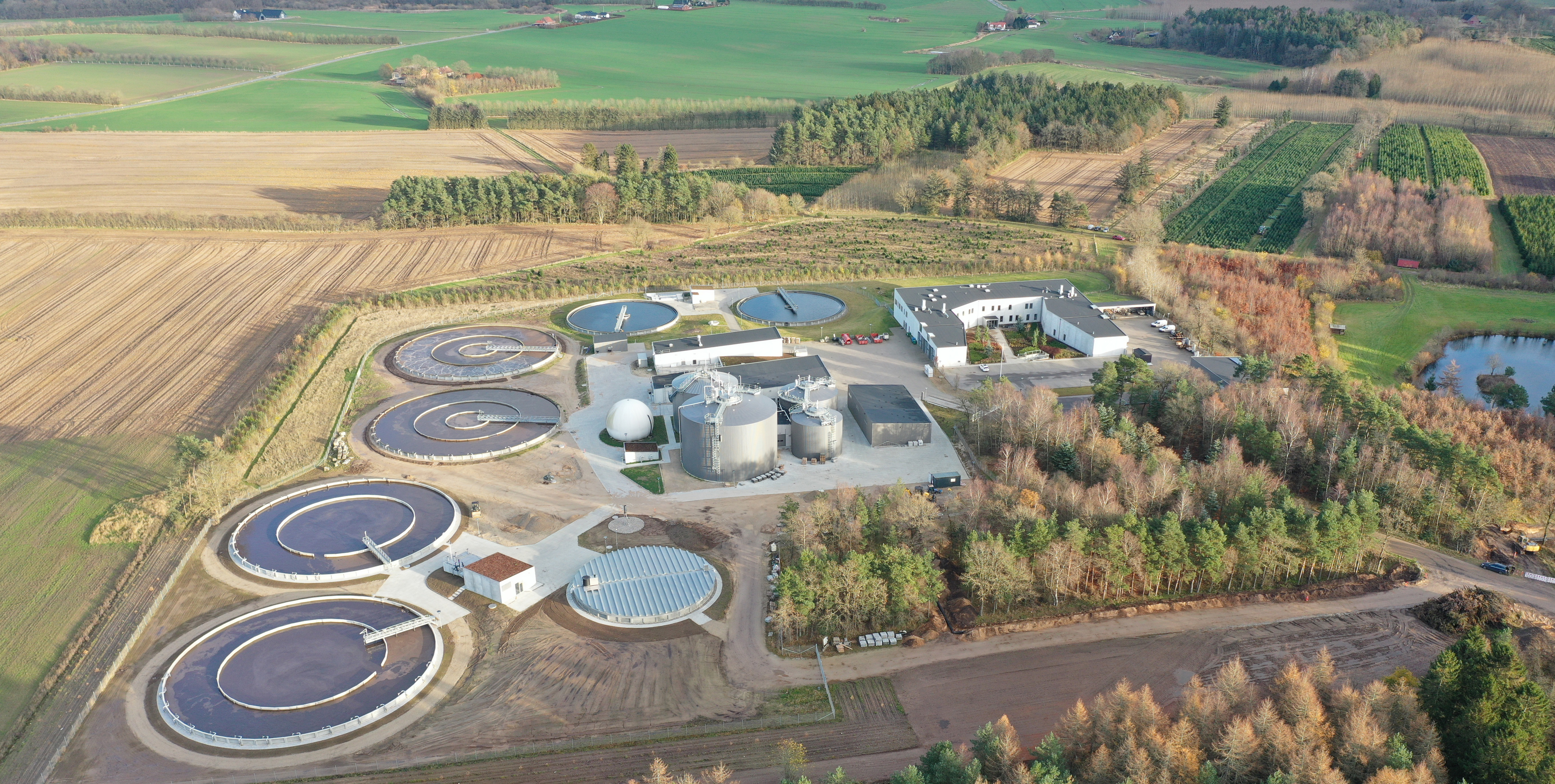 Dronefoto af Ren Forsyning Mariagerfjord, hvor området til udvidelsen ses bag administrationsbygingen mod øst. Foto: Dronefoto.dk.